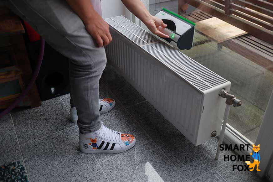 Man sieht, dass der Vorwerk VG100 nicht zwischen Fenster und Heizung passt. 